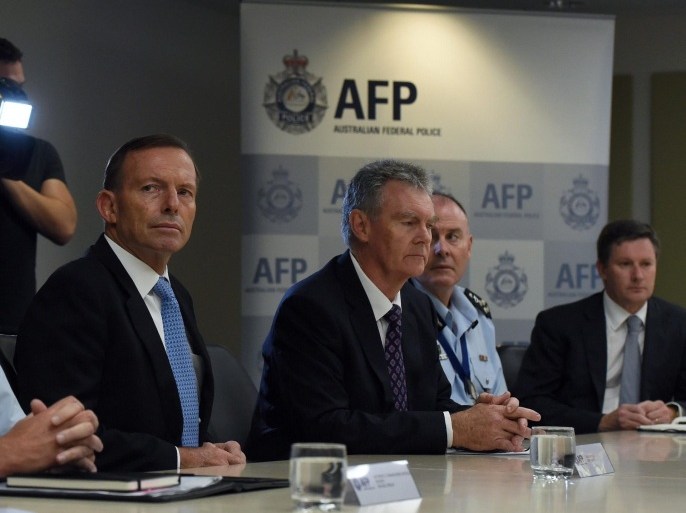 Australian Prime Minister Tony Abbott (C-L) and Australian Security Intelligence Organisation (ASIO) Director General of Security Duncan Lewis (C-R) attend a counterterrorism briefing at the Operations Coordination Centre of the Australian Federal Police (AFP) headquarters in Canberra, Australia, 12 February 2015. EPA/LUKAS COCH AUSTRALIA AND NEW ZEALAND OUT