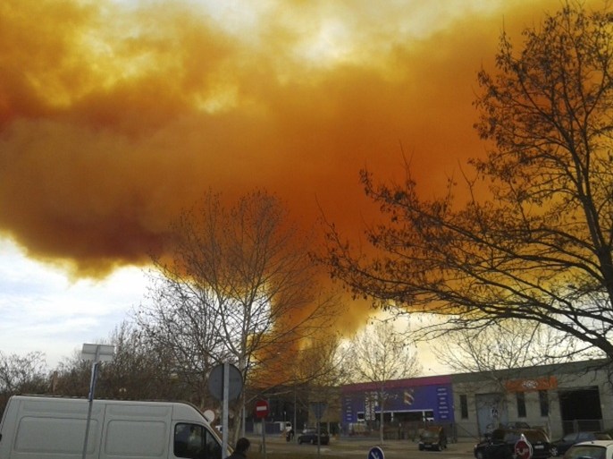 An orange toxic cloud is seen over the town of Igualada, near Barcelona following an explosion in a chemical plant, February 12, 2015. Three people were injured in the explosion at the chemical plant in northern Spain on Thursday and authorities advised residents of several small towns near Barcelona to stay indoors as the large toxic cloud spread over the area. Catalan authorities told people to shut their windows and stay inside as a precaution, and cut off some roads in the area as well as a train line. REUTERS/Paula Arias (SPAIN - Tags: DISASTER ENVIRONMENT)