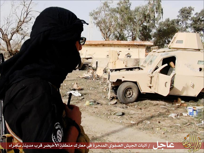 آليات عسكرية للجيش العراقي قالت مواقع إن تنظيم الدولة دمرها قرب مدينة سامراء