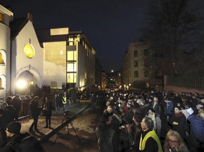 More than 1,000 people formed a "ring of peace" around the Norwegian capital's synagogue, an initiative taken by young Muslims in Norway after a series of attacks against Jews in Europe, in Oslo, Saturday, Feb. 21 2015. Norway’s Chief Rabbi Michael Melchior sang the traditional Jewish end of Shabaat song outside the Oslo synagogue before a large crowd holding hands. (AP Photo / Hakon Mosvold Larsen / NTB Scanpix) NORWAY OUT