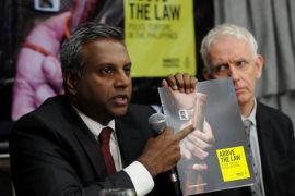 Salil Shetty (L) Amnesty International Secretary-General gshows a report of police torture as Steve Crawshaw looks on during the launching of the report of police torture in the Philippines in suburban Manila on December 4, 2014. Torture thrives in the Philippines as the government's failure to bring police accused of the crime to jail has bred a 'culture of impunity', a human rights monitor said December 4. AFP PHOTO / Jay DIRECTO