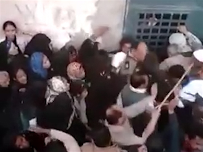 تدافع مواطنين وتعرضهم للضرب عند مركز لتوزيع الغاز في الصعيد (الجزيرة)