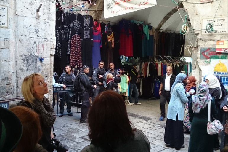 صورة عامة من أمام باب الناظر أحد أبواب المسجد الأقصى ويظهر به منع شرطة الاحتلال النساء من دخول الأقصى يمكن استخدامها كصورة رئيسية للتقرير.