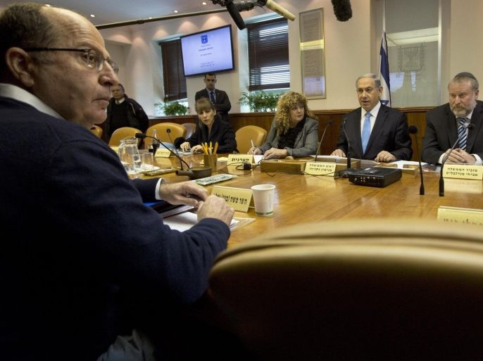 Israeli Prime Minister Benjamin Netanyahu (2-R) and Defense Minister Moshe Yaalon (L) attend the weekly cabinet meeting in his Jerusalem office, Israel, 08 February 2015.