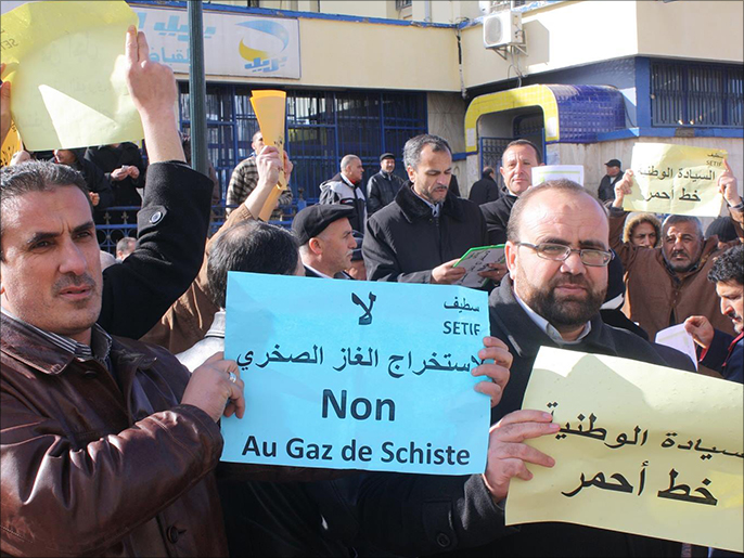 وقفة احتجاجية ضد استغلال الغاز الصخري (الجزيرة)