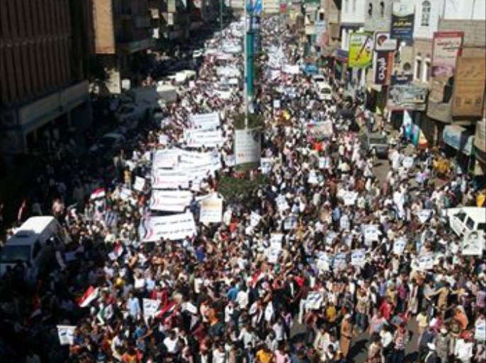 مسلحو الحوثي يعتدون على مسيرة شباب الثورة الرافضة لهم بشارع بغداد بالعاصمة صنعاء.