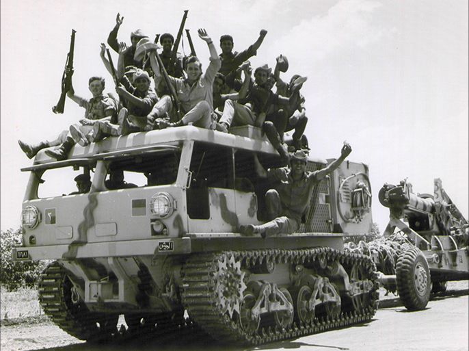 صورة أرشيفية للجنود الاسرائيليين يحتفلون بالنصر في 67