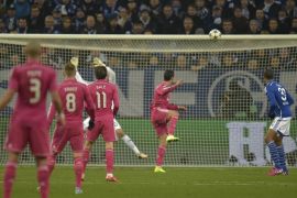 Real Madrid's Cristiano Ronaldo scores the opening goal of his team against Schalke during the Champions League round of 16 first leg soccer match between FC Schalke 04 and Real Madrid in Gelsenkirchen, Germany on Wednesday, Feb. 18, 2015. (AP Photo/Martin Meissner)