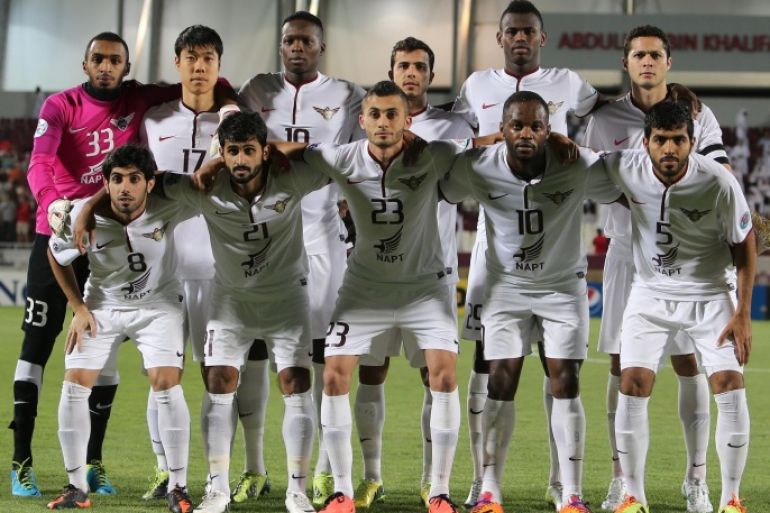 Qatar's El-Jaish players pose for a family picture before their AFC Champions League football match against Uzbekistan's Bunyodkor in Doha on April 23, 2014. AFP PHOTO/AL-WATAN DOHA/KARIM JAAFAR == QATAR OUT ==