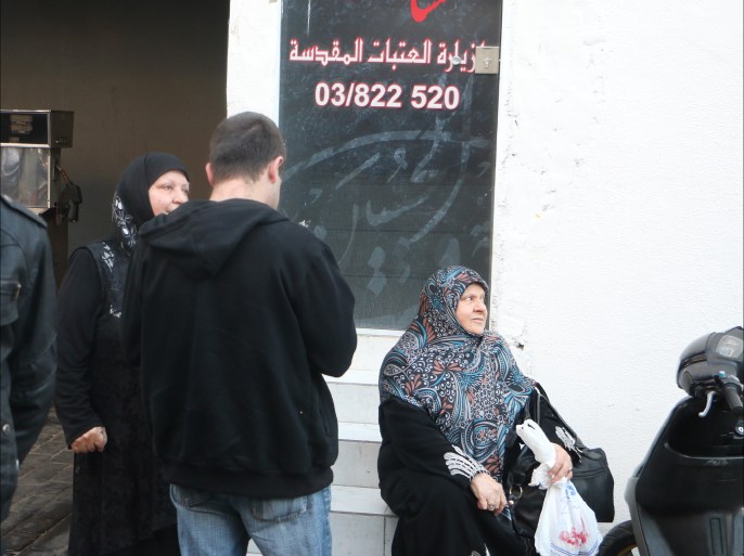 والدة رندا تنتظر على درج حملة عشاق الحسين جلاء مصير ابنتها وحفيدتها في لبنان ضاحية بيروت الجنوبية في فبراير 1 2015