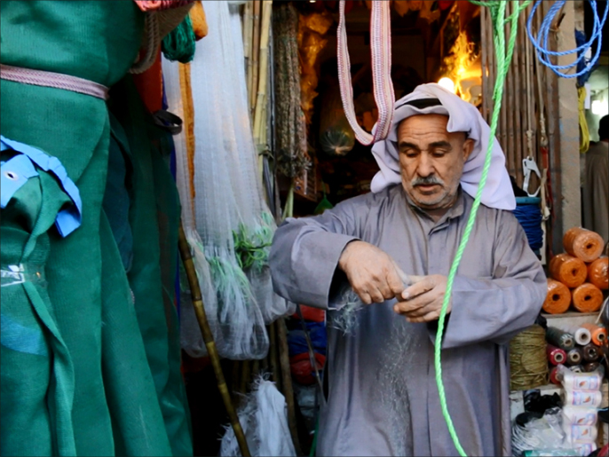 ‪عبد الخالق ورث مهنة صناعة الحبال عن أبيه‬ (الجزيرة)