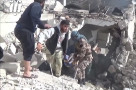 انتشال القتلى والجرحى جراء قصف درعا البلد بسوريا
