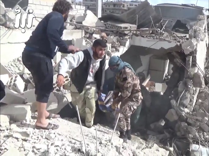 انتشال القتلى والجرحى جراء قصف درعا البلد بسوريا