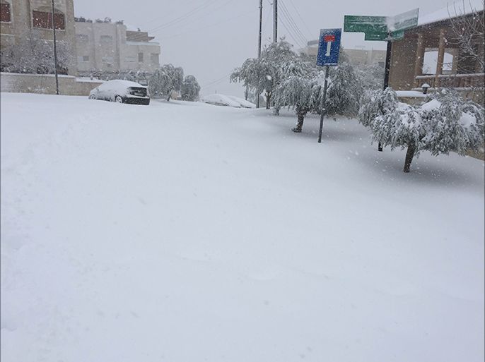الأردن-صويلح- شمال غرب عمان- تراكم الثلوج بسبب العاصفة جنى التي تضرب الأردن ودول حوض المتوسط