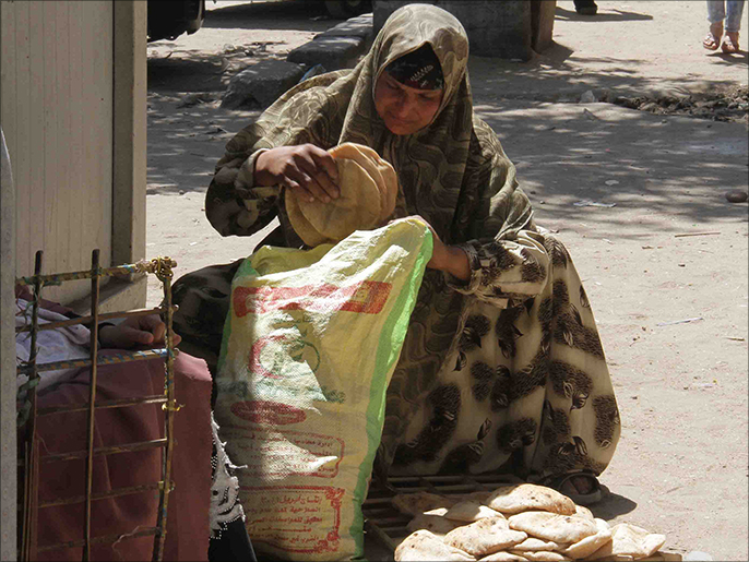 ‪زيادات الأسعار المتوالية ستفاقم الفقر الذي تعيشه فئة واسعة من المصريين‬ (الجزيرة)