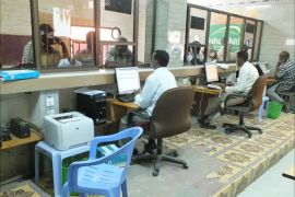 وقوف بعض الزبائن في مكتب مصرف دهبشيل في مقدشو لتسلم الأموال المرسلة لهم من الخارج في شهر يوليو 2013
