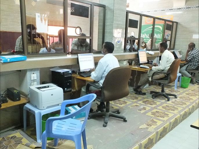 وقوف بعض الزبائن في مكتب مصرف دهبشيل في مقدشو لتسلم الأموال المرسلة لهم من الخارج في شهر يوليو 2013