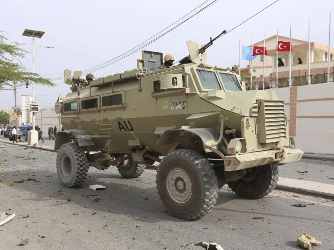 Soldiers from the African Union Mission in Somalia (AMISOM) drive their armoured personnel carrier (APC) past the scene of a suicide car explosion in front of the SYL hotel in the capital Mogadishu January 22, 2015. The Somali Islamist group al Shabaab claimed responsibility for a bomb attack at the gate of the hotel where Turkish delegates were meeting on Thursday, a day ahead of a visit by their president, Tayyip Erdogan, to the Somali capital. REUTERS/Feisal Omar (SOMALIA - Tags: MILITARY CIVIL UNREST POLITICS CRIME LAW)