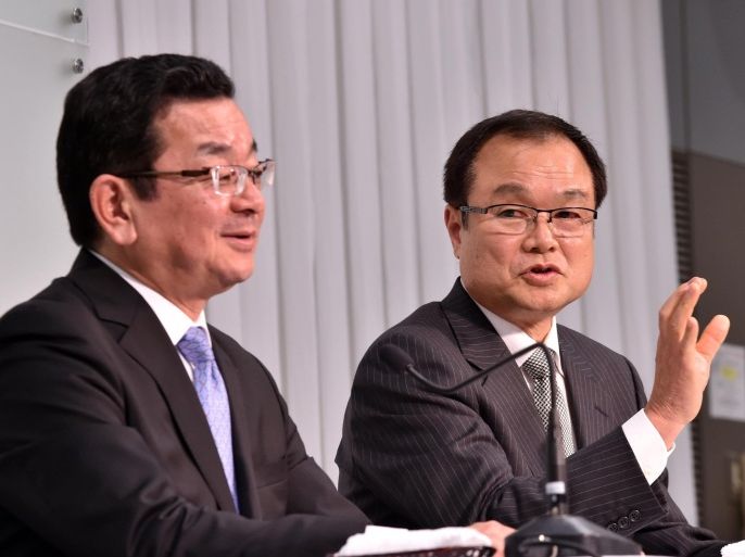Newly appointed president of Japanese carmaker Honda Takahiro Hachigo (L) listens as current president Takanobu Ito (R) speaks during a press conference at the company's headquarters in Tokyo on February 23, 2015. Honda said on February 23 that its president was stepping down as the firm grapples with an exploding air bag crisis linked to at least five deaths that also led to the recall of millions of vehicles. AFP PHOTO / Yoshikazu TSUNO