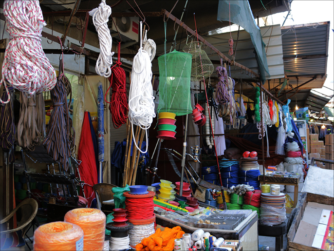 ‪الحبال تتدلى في أحد الأسواق التقليدية التي صمدت على مدى قرن من الزمان‬  (الجزيرة)