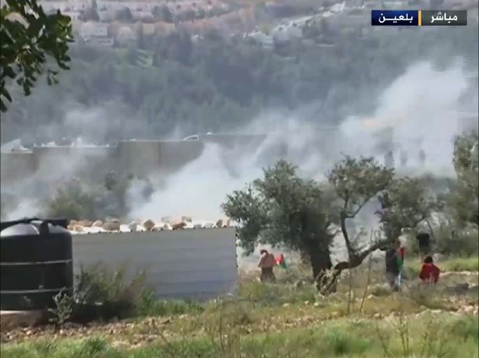قوات الاحتلال الاسرائيلي تعتدي على متظاهرين في قرية بلعين بالضفة الغربية مستخدمة الغاز المسيل للدموع.