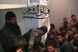 أول صورة لعناصر النظام المعتقلين في ريف حلب خلال يومين. عدد المعتقلين يقارب الـ 50 معتقلا حسب ما ذكر ناشطون