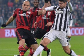 epa04608459 Juventus' Alvaro Morata (R) and Milan's defender Alex (L) fight for the ball during the Italian Serie A soccer match between Juventus FC and AC Milan at Juventus Stadium in Turin, Italy, 07 February 2015. EPA/ALESSANDRO DI MARCO