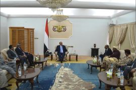 جانب من لقاء عقده الرئيس هادي أمس بمحافظي اربع مدن جنوبية وقائد المنطقة العسكرية (الجزيرة)