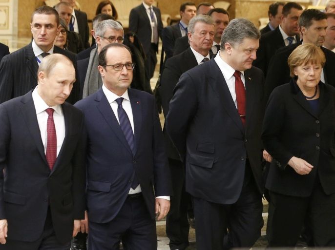 Russia's President Vladimir Putin (L, front), Ukraine's President Petro Poroshenko (2nd R, front), Germany's Chancellor Angela Merkel (R, front) and France's President Francois Hollande (2nd L, front) walk during peace talks in Minsk, February 11, 2015. The four leaders meeting on Wednesday for peace talks in Belarus on the Ukraine crisis are planning to sign a joint declaration supporting Ukraine's territorial integrity and sovereignty, a Ukrainian delegation source said. REUTERS/Vasily Fedosenko (BELARUS - Tags: POLITICS CIVIL UNREST CONFLICT)