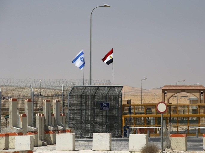 An Israeli flag (L) flutters next to an Egyptian one at the Nitzana crossing, along Israel's border with Egypt's Sinai desert, as seen from the Israeli side August 20, 2013. Egypt began three days of official mourning for 25 policemen killed on Monday by suspected Islamist militants in the Sinai near the desert border with Israel. REUTERS/Ronen Zvulun (ISRAEL - Tags: POLITICS)