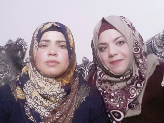 ‪صباح أبو هدوان وابنتها آلاء تم اعتقالهما على إحدى بوابات الاقصى‬ (الجزيرة)