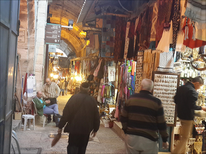 تجار القدس يشكون من عجز غرفة التجارة عن مساندة الآلاف منهم (الجزيرة)
