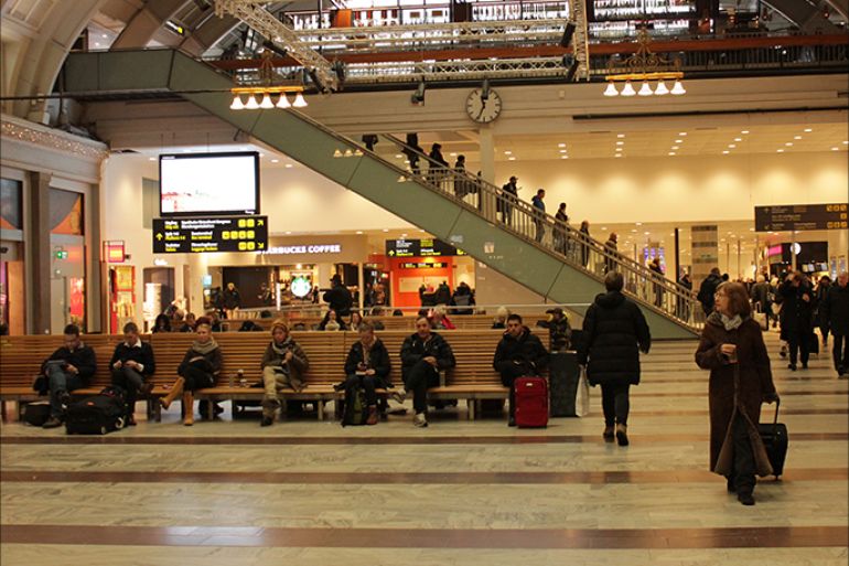 مجموعة من المهاجرين من جنسيات عريبة ينتظرون في محطة القطار المركزية في العاصمة ستوكهولم ، ستوكهولم 26 فبراير 2015 ( تصوير جورج حوراني ).