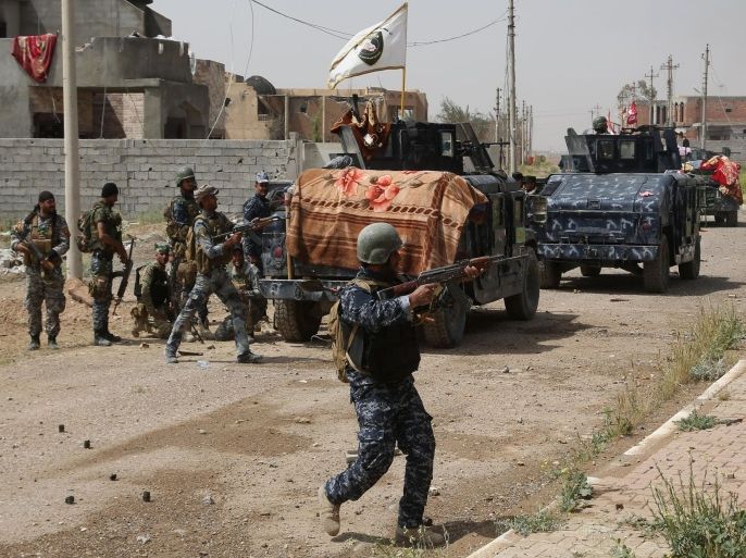 Iraqi security forces attack Islamic State extremists during clashes to regain the city of Tikrit, 80 miles (130 kilometers) north of Baghdad, Iraq, Monday, March 30, 2015. (AP Photo/Khalid Mohammed)