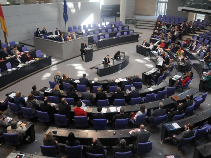 ‪عشرات النواب من الحزب الحاكم بألمانيا طالبوا بعدم التساهل مع اليونان‬ (غيتي)