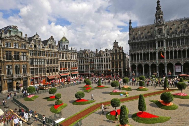 A general view of a walking garden as part as the "Floralientime" festival at the Brussels Grand Place, August 14, 2013. Brussels Grand Place, which is the city's main square, and City Hall have been decorated by landscape architects and floral artists presenting various floral creations, according to a media release by the organisers. REUTERS/Yves Herman (BELGIUM - Tags: SOCIETY)
