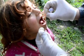 طفلة تتلقى اللقاح في ريف إدلب.