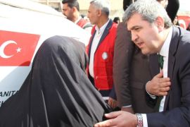 الهلال الأحمر التركي يوزع مساعدات إنسانية على النازحين إلى مدينة كربلاءالعراقية، هربا من الهجمات التي يقوم بها عناصر تنظيم الدولة في المدنالمجاورة.