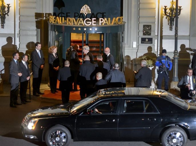 US Secretary of State John Kerry (C) arrives at the Beau-Rivage Palace hotel on March 15, 2015 in Lausanne. Kerry and Iran's Foreign Minister Mohammad Javad Zarif are due to hold fresh negotiations over Tehran's nuclear programme on March 15, to begin closing in on a deal reducing Tehran's nuclear activities to within strict limits after 18 months of tortuous negotiations. AFP PHOTO / FABRICE COFFRINI