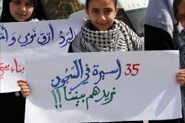 طفلة أخرى تحمل لافتة تذكر بالأسيرات الفلسطينيات داخل السجون الإسرائيلية