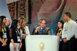 الرئيس المصري وسط مجموعة من الشباب في ختام فعاليات المؤتمر الاقتصادي عام 2015 (وكالة الأنباء الأوروبية)