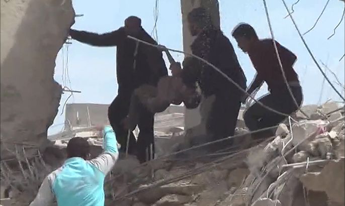 لحظة انتشال ضحايا من الأطفال ببلدة طفس بسوريا