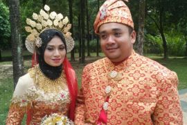 الملابس التقليدية الماليزية مصدر فخر بالنسبة للعرسين