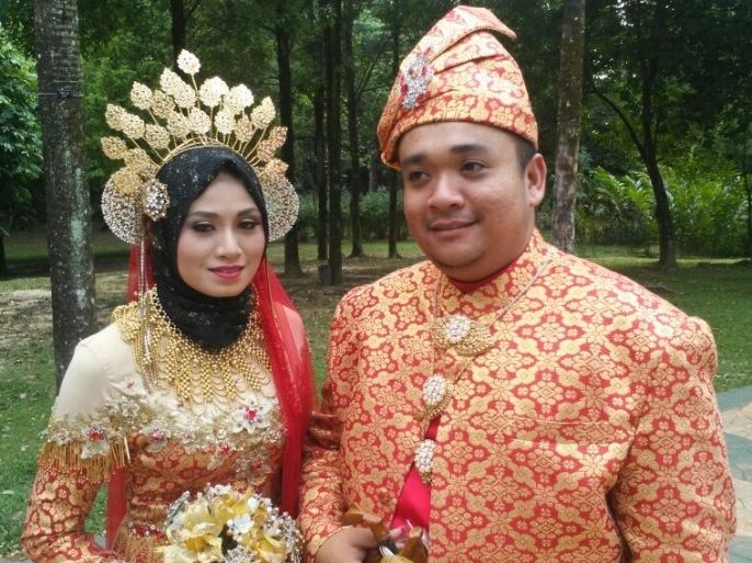 الملابس التقليدية الماليزية مصدر فخر بالنسبة للعرسين