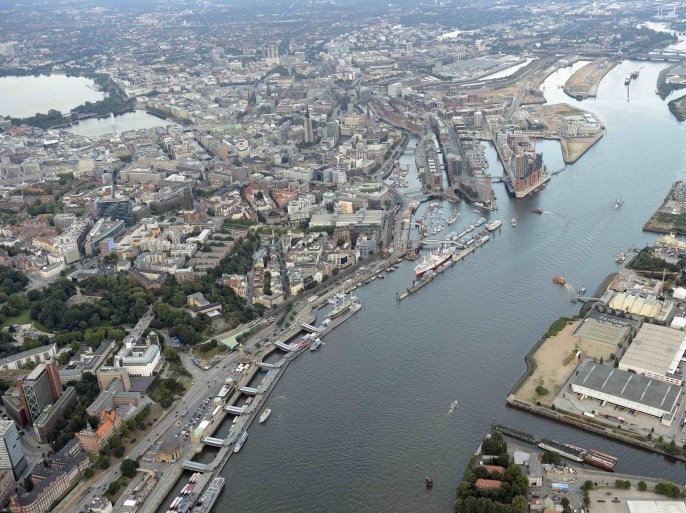 General view of the harbour of Hamburg with construction site of the Philharmonic Hall and Harbour City, September 23, 2012. Berlin, which staged the Games in 1936, and Hamburg are battling for the green light from the German sports authorities to launch a bid for the 2024 or 2028 summer Olympics. The German Olympic Sports Confederation (DOSB) on March 10 presents the findings of polls taken in Berlin and Hamburg which of the two cities is more favourable to host the 2024 Games, provided Germany is the winner. The DOSB will announce their preference on March 16. Picture taken September 23, 2012. REUTERS/Fabian Bimmer (GERMANY - Tags: OLYMPICS SPORT)