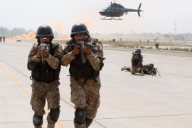 Pakistani soldiers take part in a drill against terrorists at the Multan International Airport in Multan on March 19, 2015. Pakistan Army, Air Force and Airport Security Force participated in a drill to meet any eventuality at Multan Airport. AFP PHOTO / SS MIRZA