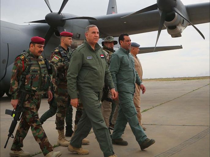 وزير الدفاع العراقي خالد العبيدي يطلق قذيفة هاون قرب تكريت