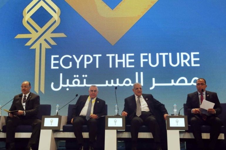 Egypt's Finance Minister Hany Dimian (L-R), central bank governor Hisham Ramez, Prime Minister Ibrahim Mehleb and Planning Minister Ashraf al-Arabi attend the Egypt Economic Development Conference (EEDC) in Sharm el-Sheikh, in the South Sinai governorate, south of Cairo, March 14, 2015. Gulf Arab allies pledged a further $12 billion of investments and central bank deposits for Egypt at an international summit on Friday, a big boost to President Abdel Fattah al-Sisi as he tries to reform the economy after years of political upheaval. REUTERS/Amr Abdallah Dalsh (EGYPT - Tags: BUSINESS POLITICS)