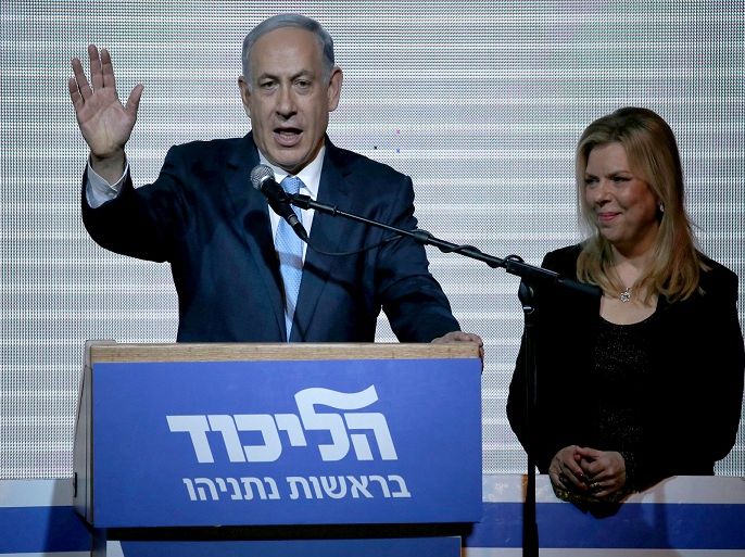 JG13 - Tel Aviv, -, ISRAEL : Israeli Prime Minister Benjamin Netanyahu (L) stands on stage with his wife Sara as he reacts to exit poll figures in Israel's parliamentary elections late on March 17, 2015 in the city of Tel Aviv. Netanyahu claimed victory in elections as exit polls put him neck-and-neck with centre-left rivals after a late fightback in his bid for a third straight term. AFP PHOTO / JACK GUEZ