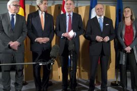 British Foreign Secretary Philip Hammond (C), flanked by German Foreign Minister Frank Walter Steinmeier (L), United States Secretary of State John Kerry (2nd L), French Foreign Minister Laurent Fabius (2nd R) and European Union High Representative Federica Mogherini, makes a statement about their meeting regarding recent negotiations with Iran over Iran's nuclear program in London, England March 21, 2015. REUTERS/Brian Snyder